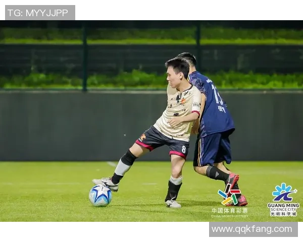 当足球教练临时客串球星再现绿茵场激情与智慧交融时刻