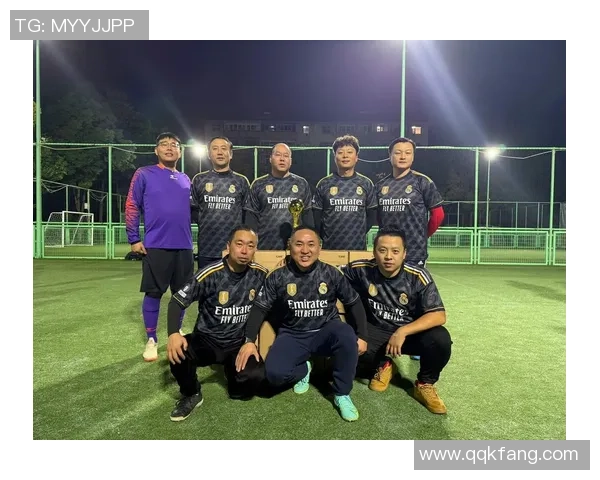 足球球星穿白鞋还是黑鞋 哪种颜色更能提升球场表现与个人魅力