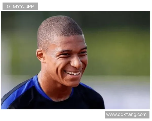 绿色头发足球球星赛场惊艳造型引发球迷热烈讨论